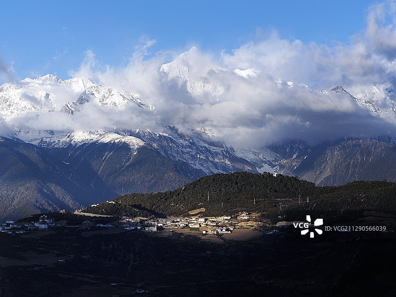 德钦.雾浓顶观太子雪山主峰卡瓦博格图片素材