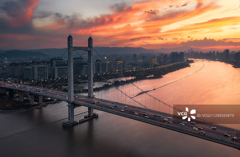 满天红霞下的福州鼓山大桥图片素材