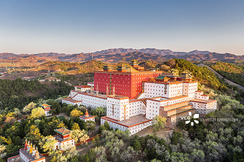 春日早晨下的河北承德普陀宗乘之庙小布达拉宫图片素材