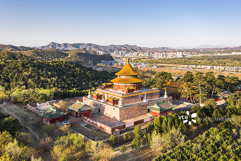春日早晨下的河北承德普乐寺图片素材