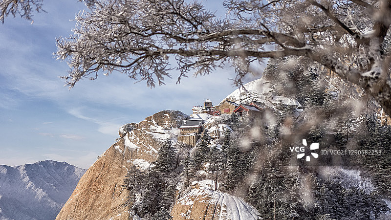 华山冬季雪景雾松图片素材