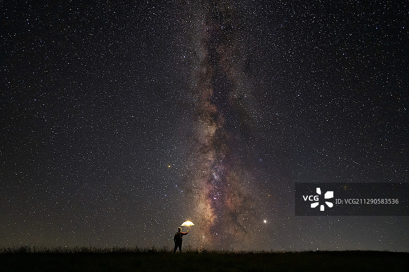 山西舜王坪星空下男人撑伞图片素材