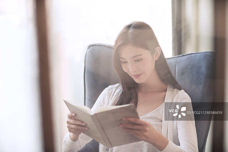 美女在家阳台看书图片素材