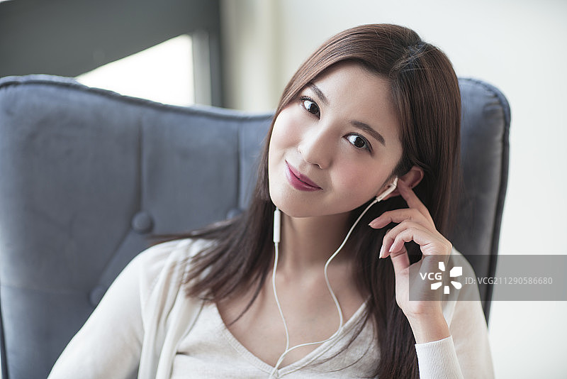 美女在家阳台使用智能手机听歌图片素材