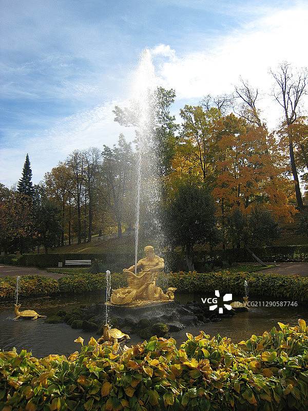 俄罗斯圣彼得堡夏宫金色雕塑喷泉池塘树秋天红叶图片素材