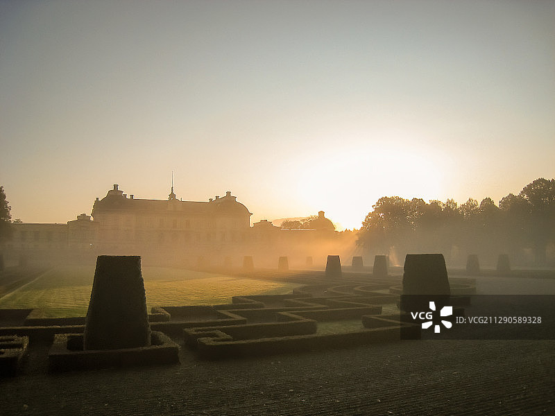 北欧瑞典斯德哥尔摩皇宫早晨雾草地草垛建筑太阳阳光-2图片素材
