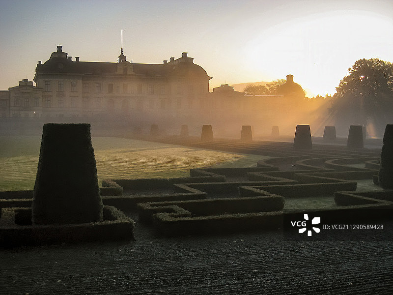 北欧瑞典斯德哥尔摩皇宫早晨雾草地草垛建筑太阳阳光-3图片素材