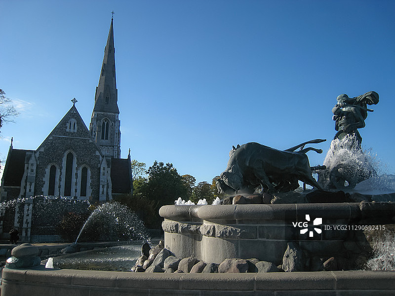 北欧丹麦哥本哈根教堂蓝天雕像喷泉-1图片素材