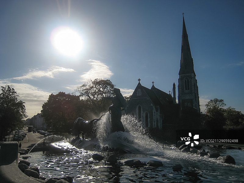 北欧丹麦哥本哈根教堂蓝天雕像喷泉-2图片素材