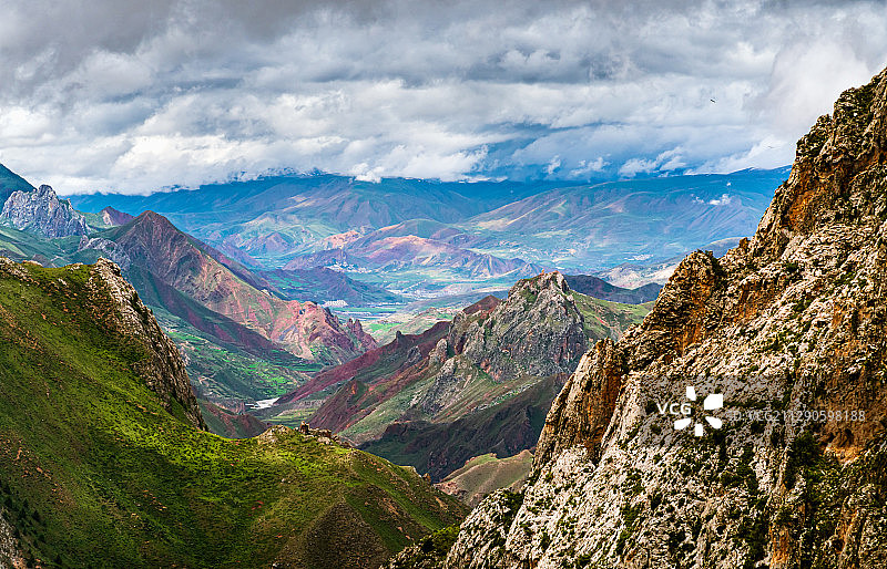 西藏彩色的山谷图片素材
