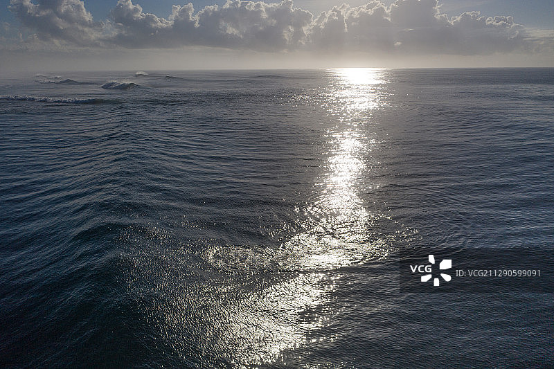 航拍海洋上的海浪图片素材