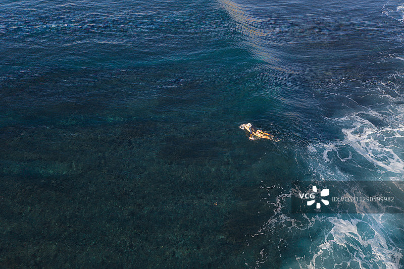航拍海洋上的滑板冲浪运动和划船图片素材