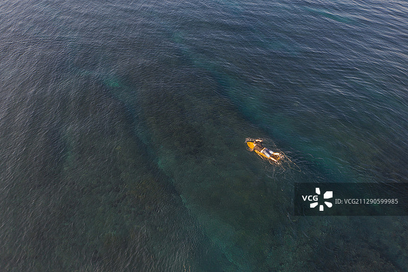 航拍海洋上的滑板冲浪运动和划船图片素材
