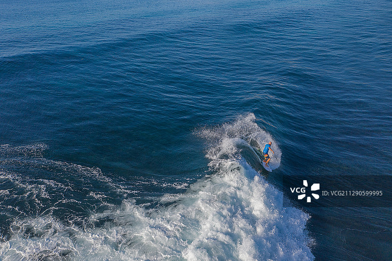 航拍海洋上的滑板冲浪运动和划船图片素材