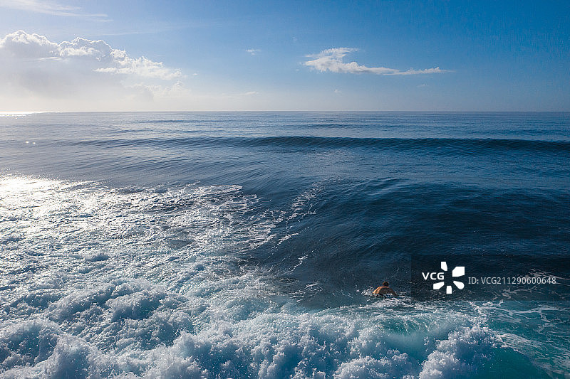 航拍海洋上冲浪和玩滑板的人图片素材