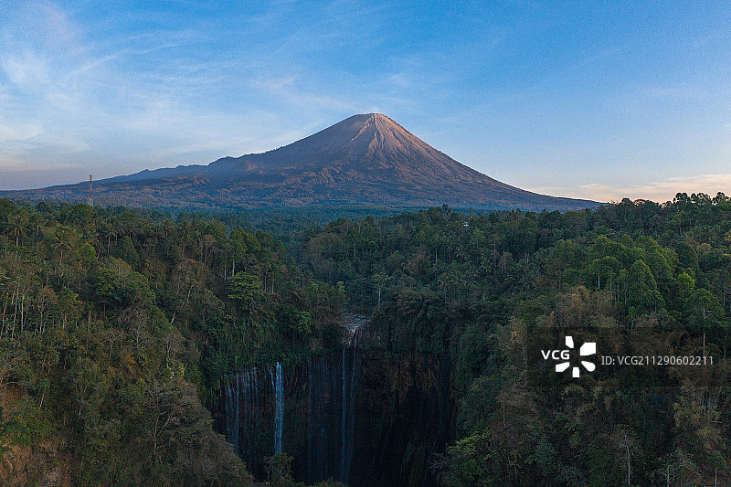 航拍火山下峡谷里的森林与瀑布图片素材