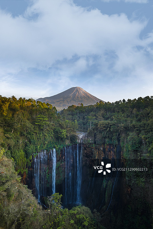 航拍火山下峡谷里的森林与瀑布图片素材