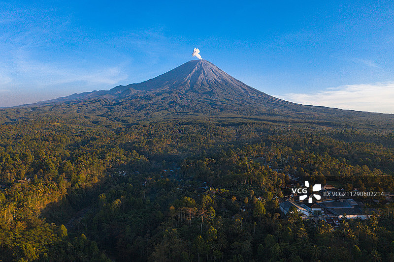 航拍火山下峡谷里的森林与瀑布图片素材