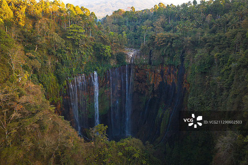 航拍垂直向下流动的瀑布群图片素材