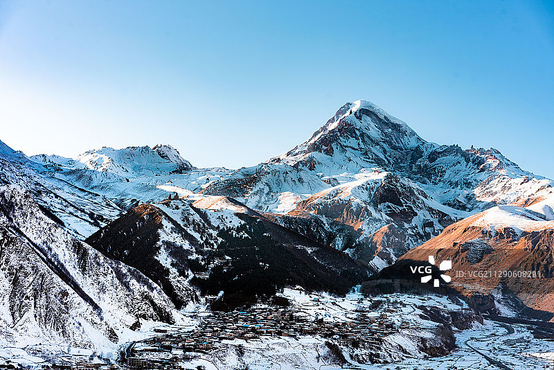 冬日的卡兹别克雪山图片素材