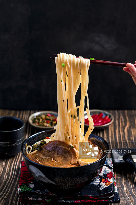 一个人，一碗面图片素材