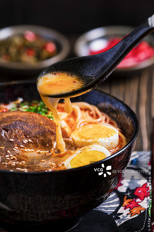 一个人，一碗面图片素材