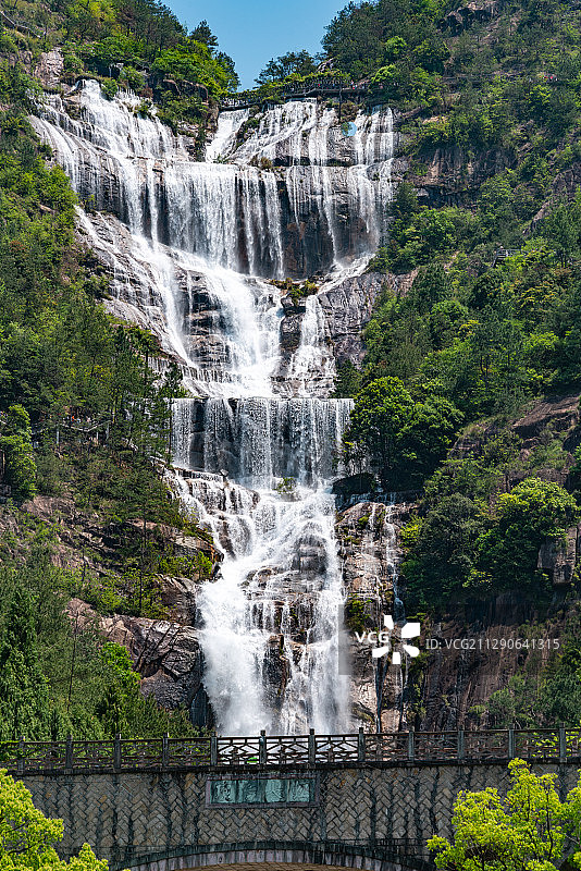 中国浙江省台州市天台县天台山大瀑布远景图片素材