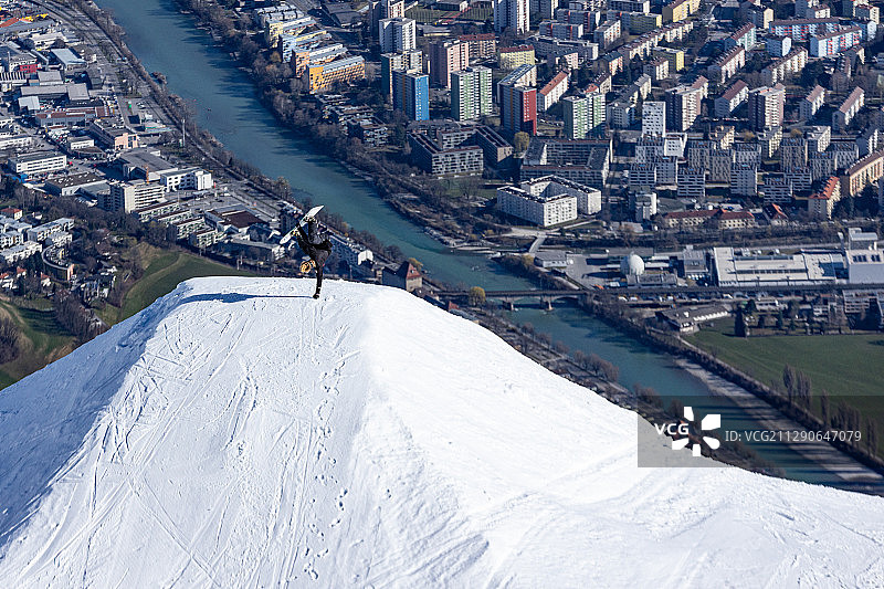 以城市为背景的滑雪者炫技图片素材