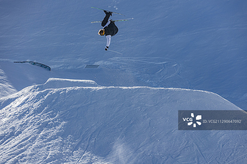 倒立花式单板滑雪图片素材