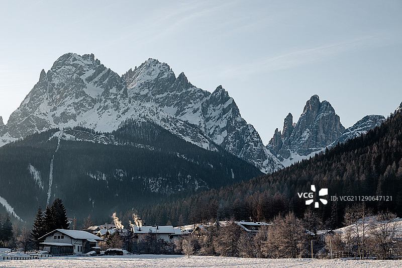 意大利北部多洛米蒂山脉中的村庄图片素材