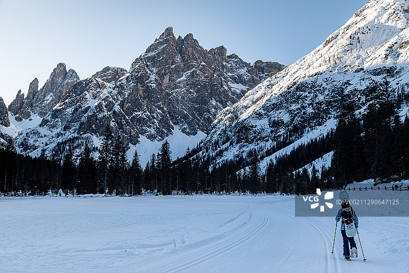 徒步者走向意大利北部的多洛米蒂山脉图片素材