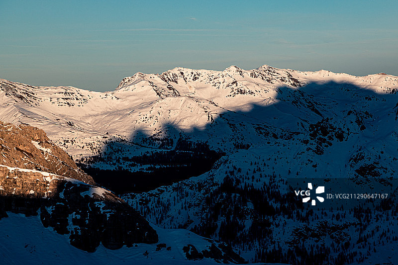 意大利多洛米蒂山的强烈阴影图片素材