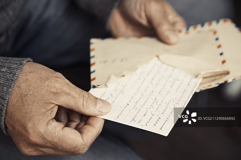 年长的男人阅读旧信件图片素材