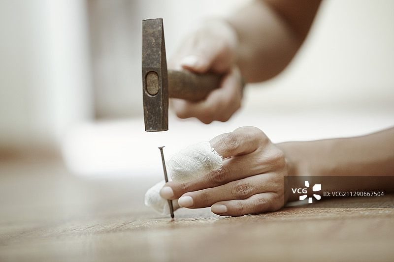 手部受伤的人正在钉钉子图片素材