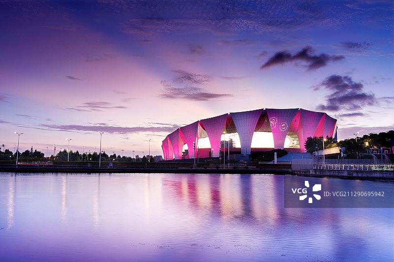 夏日晚霞下的东方体育中心图片素材