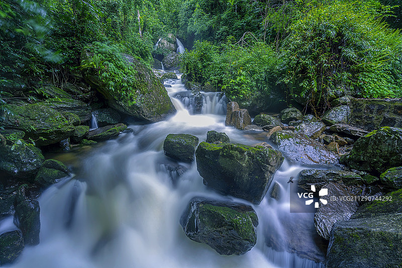 高黎贡山百花岭瀑布图片素材