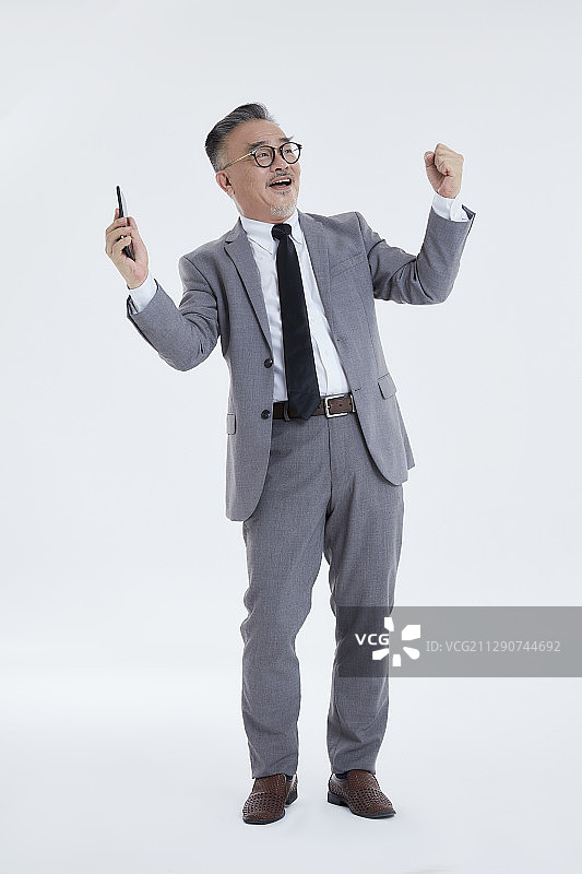 身着西装的老年人商务繁忙图片素材