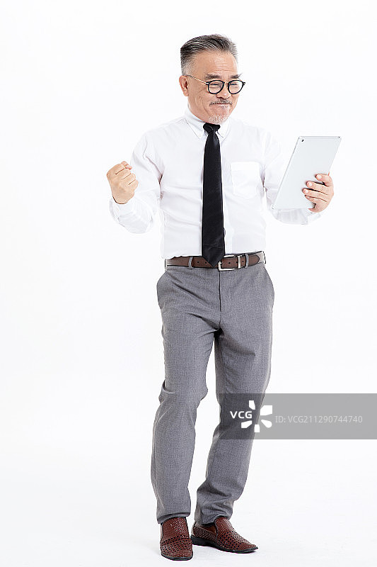 老年男性使用平板电脑图片素材