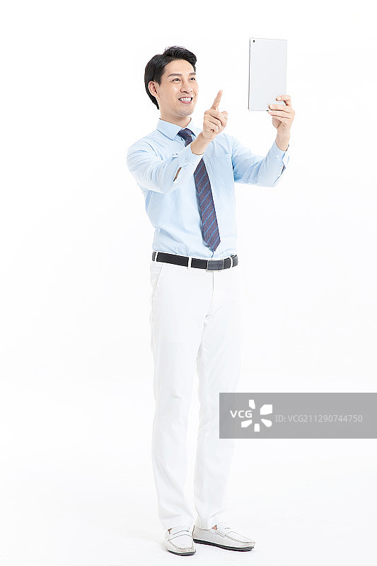 年轻的商务男士使用平板电脑图片素材