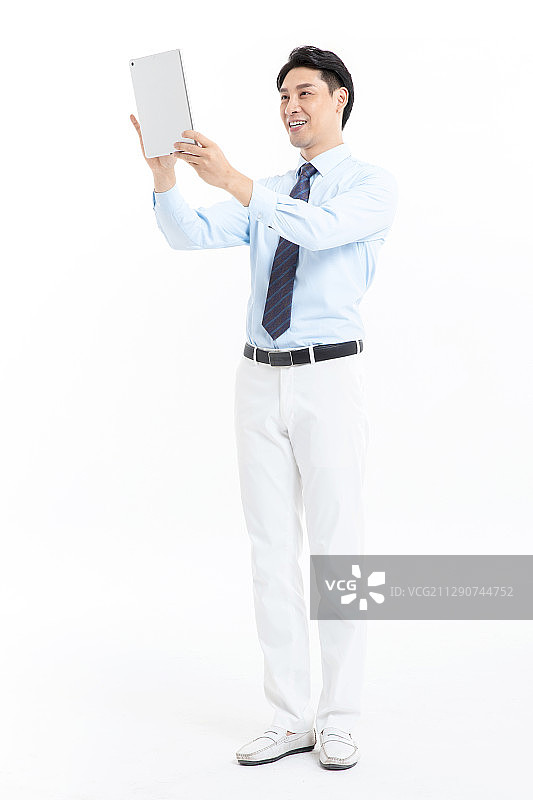 年轻的商务男士使用平板电脑图片素材