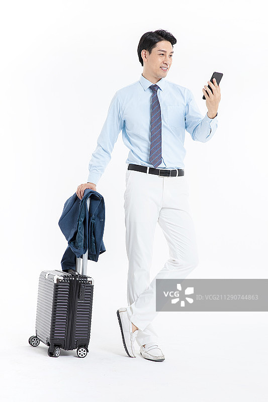 手拉行李箱的年轻商务男士图片素材