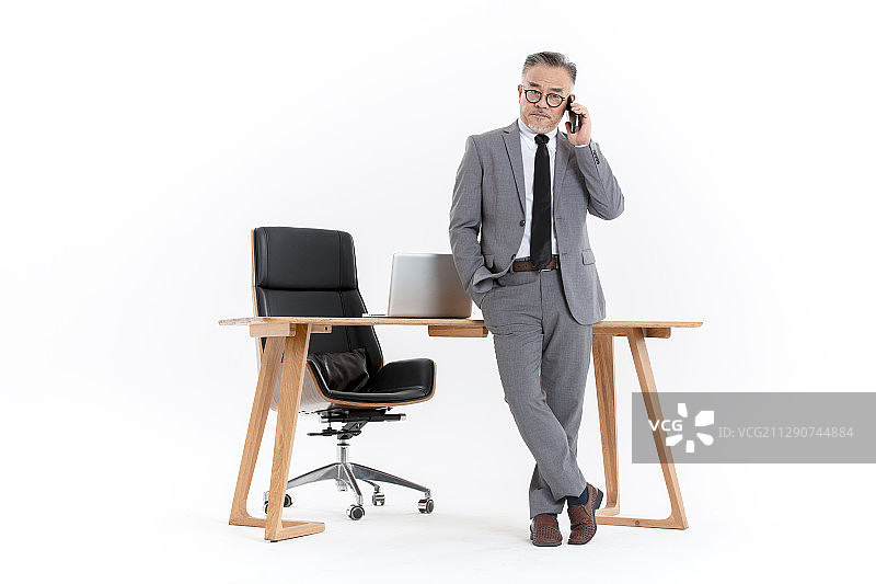 站在桌子前的商务老年男性图片素材