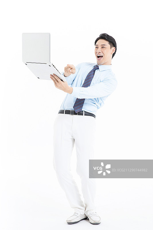 手拿笔记本电脑的年轻商务男士图片素材