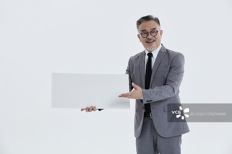手拿白板的老年商务人士图片素材