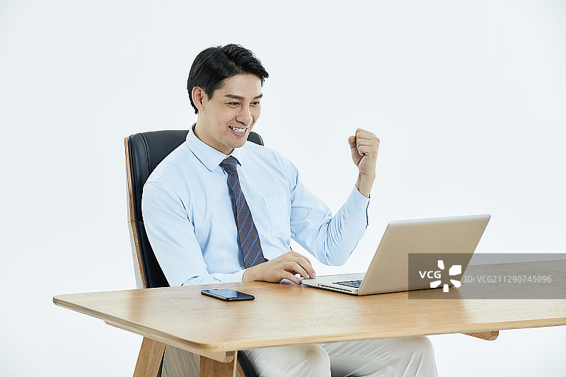 坐在办公桌前的商务男士图片素材