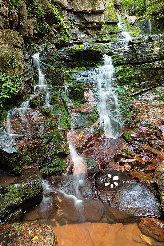 辽宁本溪桓仁枫林谷溪流风光图片素材