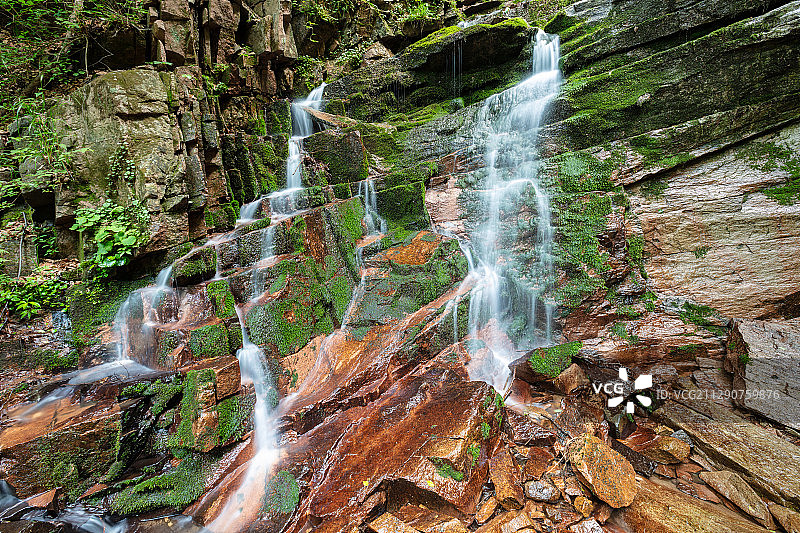 辽宁本溪桓仁枫林谷溪流风光图片素材