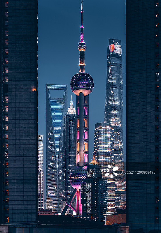 陆家嘴三件套和东方明珠夜景远望图片素材