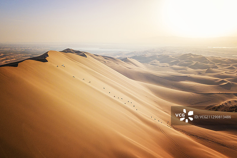 翻越沙丘的人图片素材