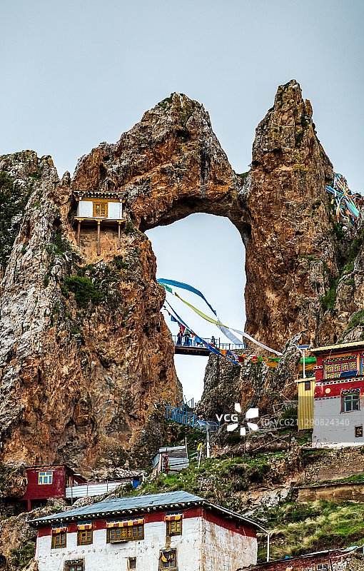 孜珠寺的建筑和山洞图片素材
